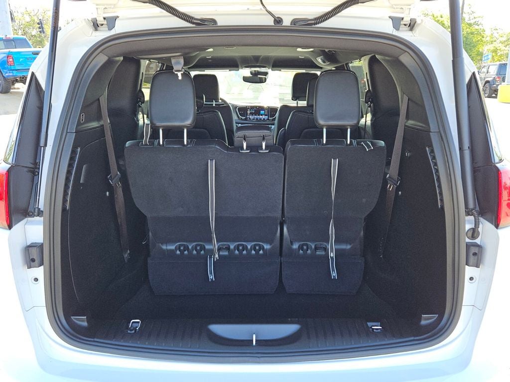 2025 Chrysler Voyager LX