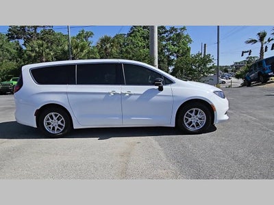2025 Chrysler Voyager LX