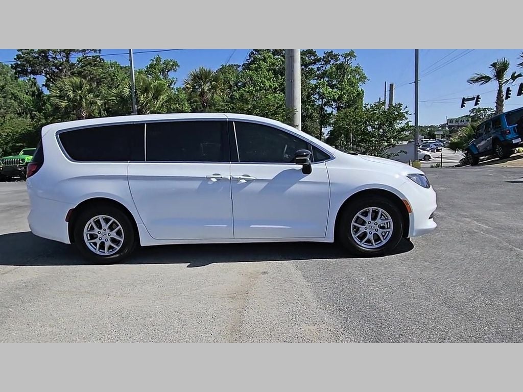 2025 Chrysler Voyager LX