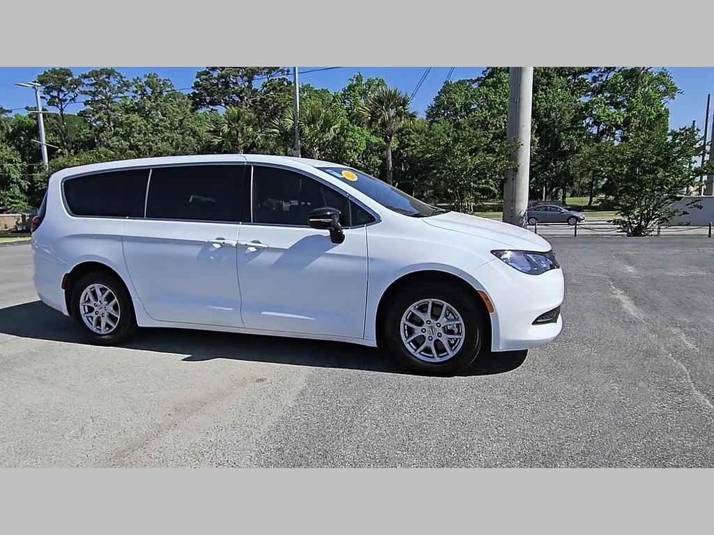 2025 Chrysler Voyager LX