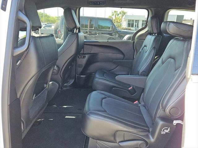 2025 Chrysler Voyager LX