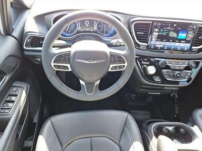 2025 Chrysler Voyager LX