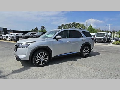 2025 Nissan Pathfinder Platinum FWD