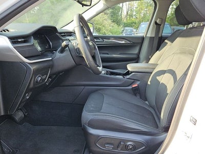 2023 Jeep Grand Cherokee Laredo 4x2