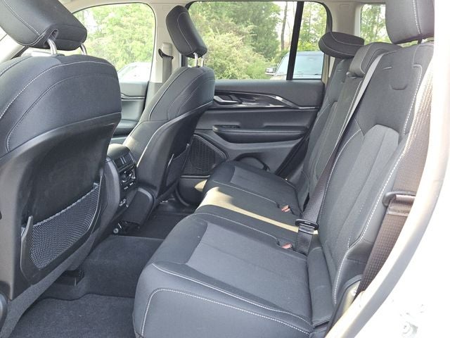 2023 Jeep Grand Cherokee Laredo 4x2