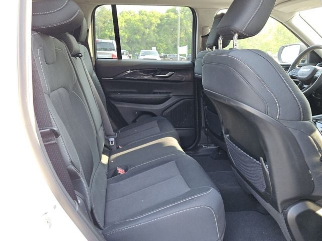 2023 Jeep Grand Cherokee Laredo 4x2