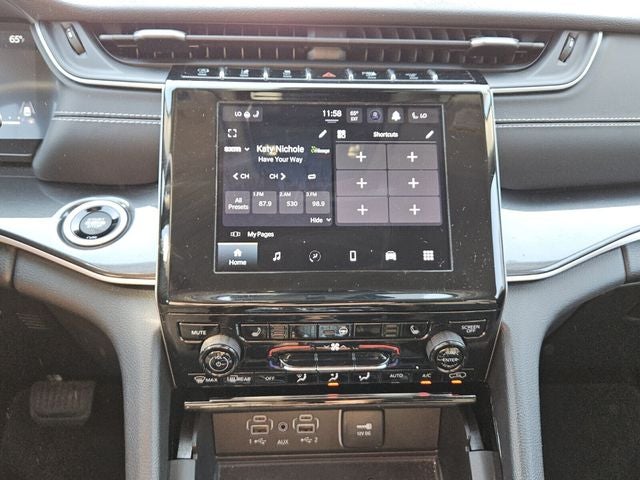 2023 Jeep Grand Cherokee Laredo 4x2