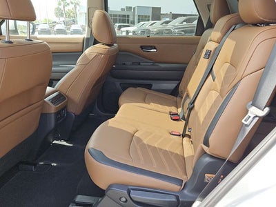 2025 Nissan Pathfinder Platinum FWD