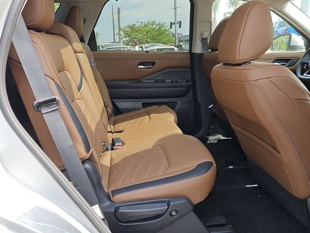 2025 Nissan Pathfinder Platinum FWD