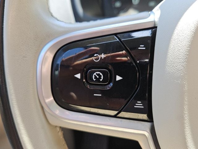 2022 Volvo XC90 T5 Momentum