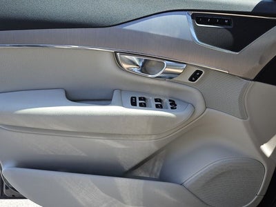 2022 Volvo XC90 T5 Momentum